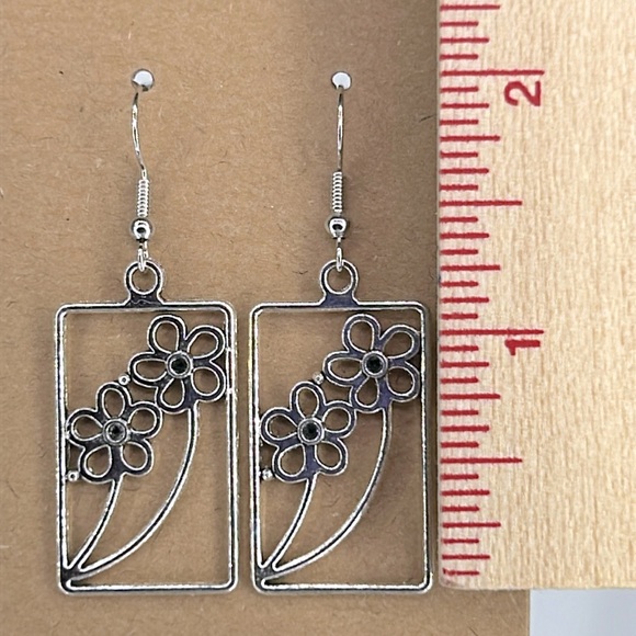 Fashion Flower Chic Dangle Earrings - Picture 2 of 2